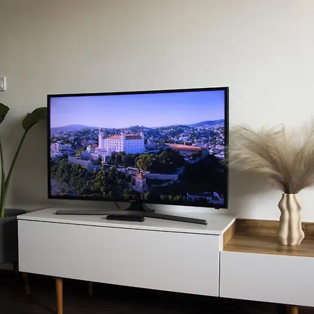 Spacious 3-bedroom Modern - 3pm Checkout - Newly Furnished Pozsony