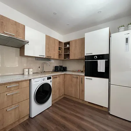 Apartmán Spacious 3-bedroom Modern - 3pm Checkout - Newly Furnished Bratislava