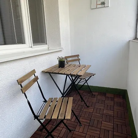 Spacious 3-bedroom Modern - 3pm Checkout - Newly Furnished * Bratislava